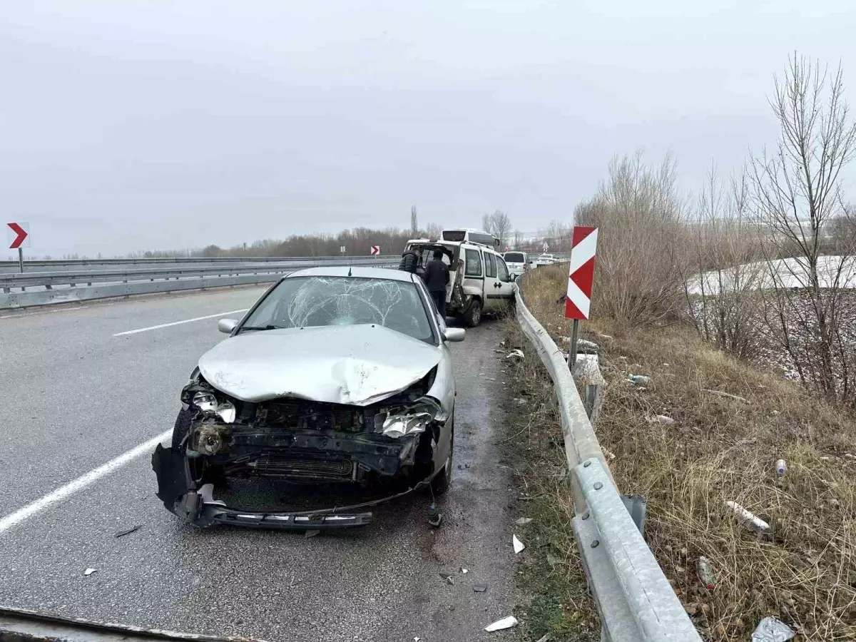 Kaza yapan araçlarının yanında bekleyen vatandaşlara otomobil çarptı: 5 yaralı