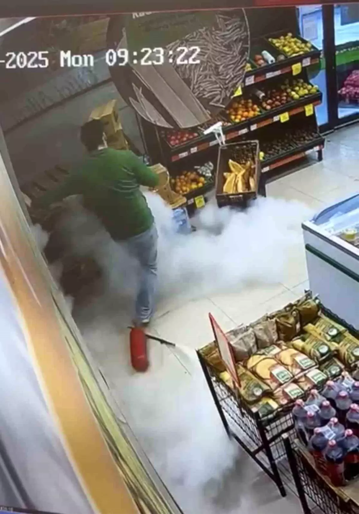 Markette ilginç anlar: Yangın tüpü yere düştü, çalışan panikle kaçtı