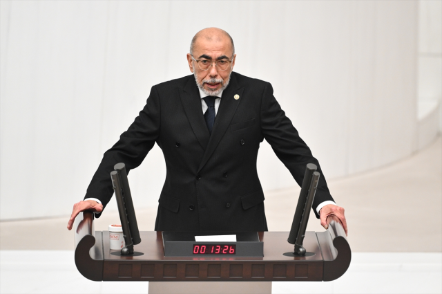 نواب المعارضة لا يستطيعون الإشادة بالوزير كوروم: يجب أن نعطيه حقه