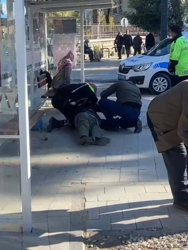 otobus duraginda yere yigilan yasli adami hayata 19362789 7250 m