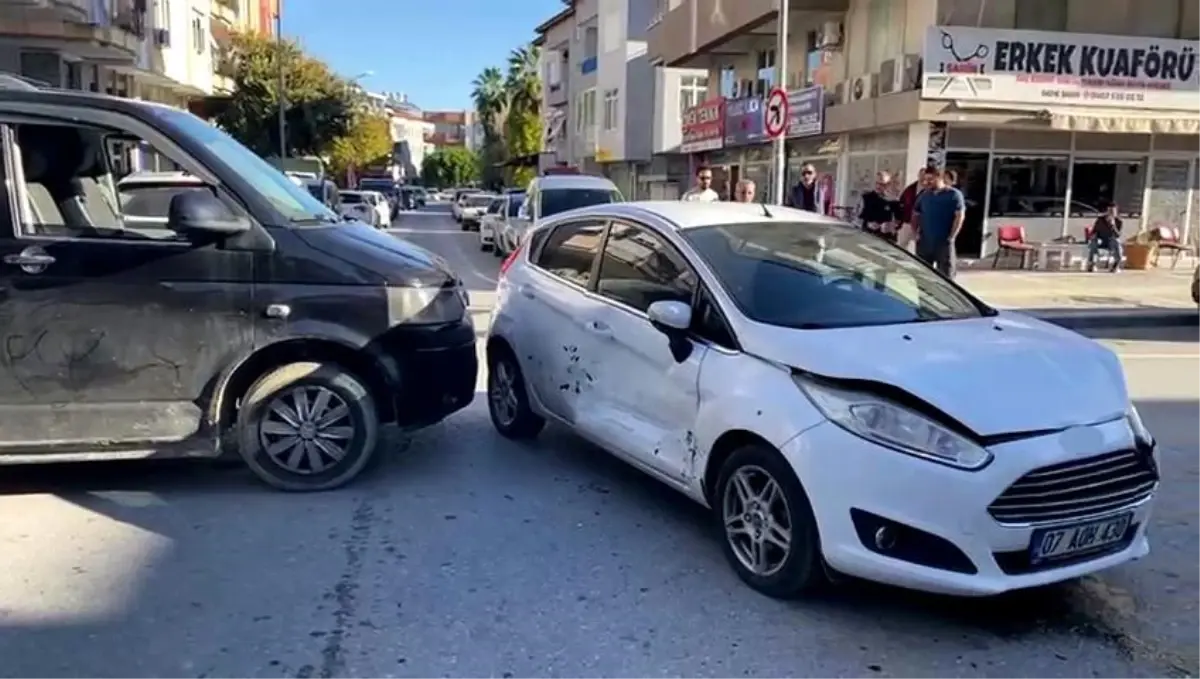 Otomobille hafif ticari aracın çarpışması kamerada