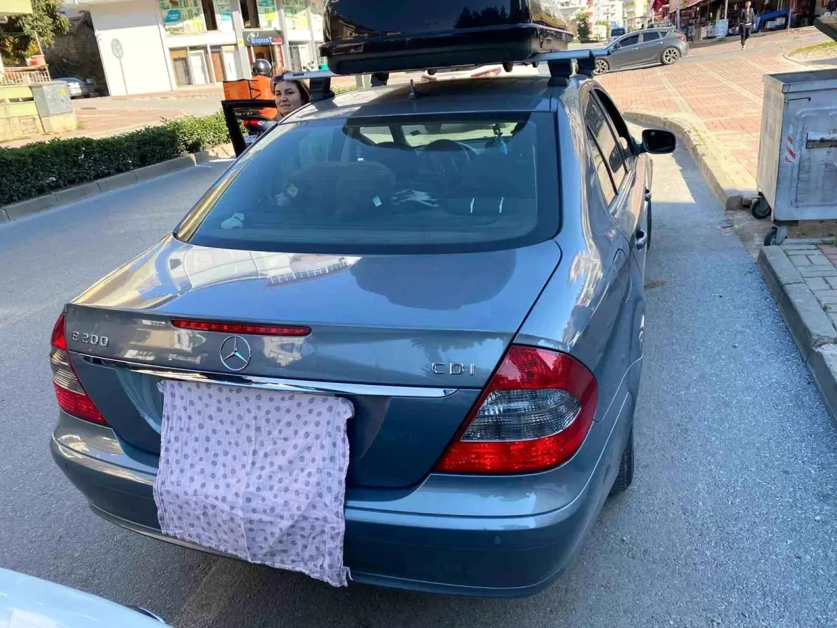 Plakası bezle kapatılan Mercedes plakasız çıktı
