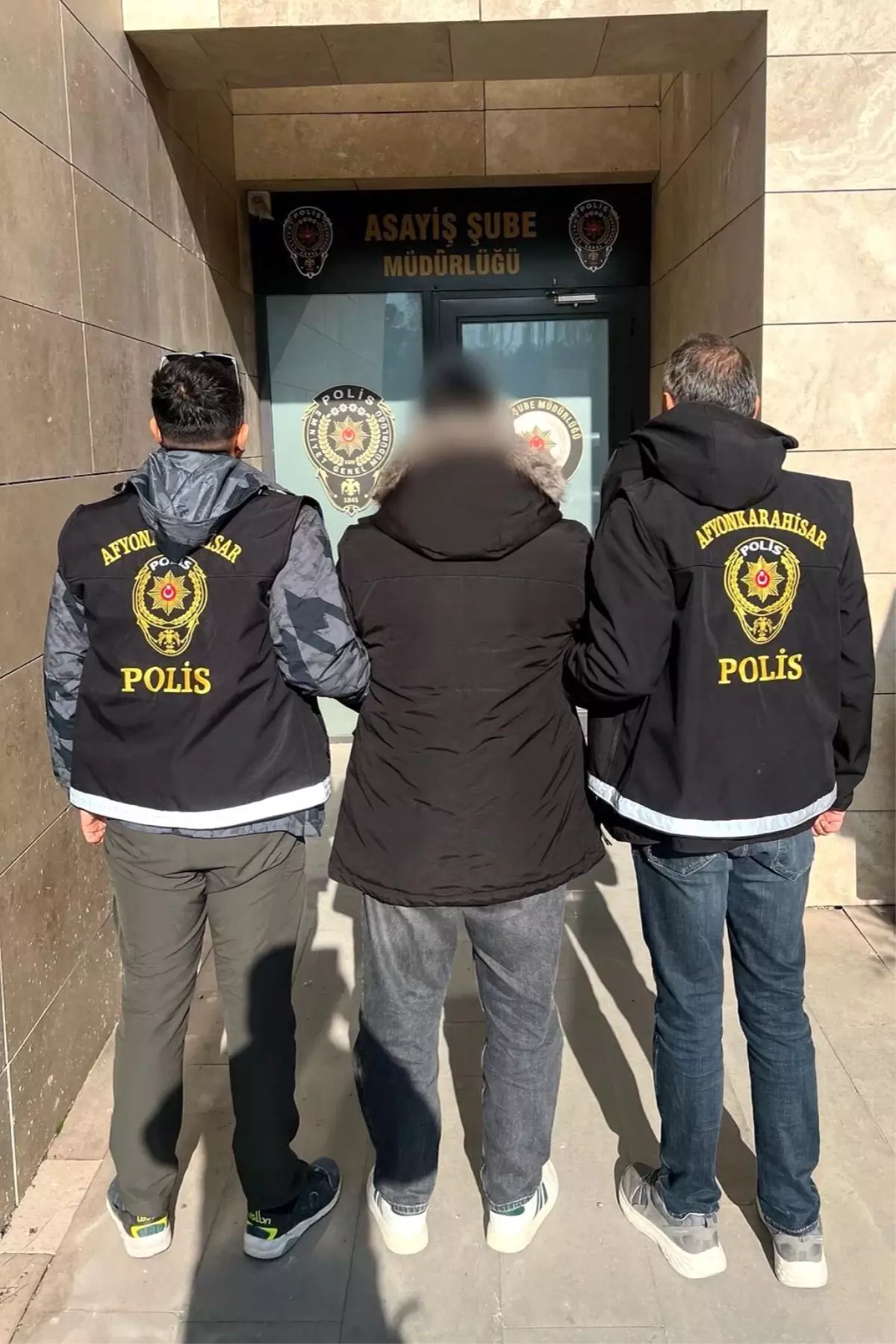 Polis 3 farklı suçtan hapis cezası ile aranan şahsı yakaladı