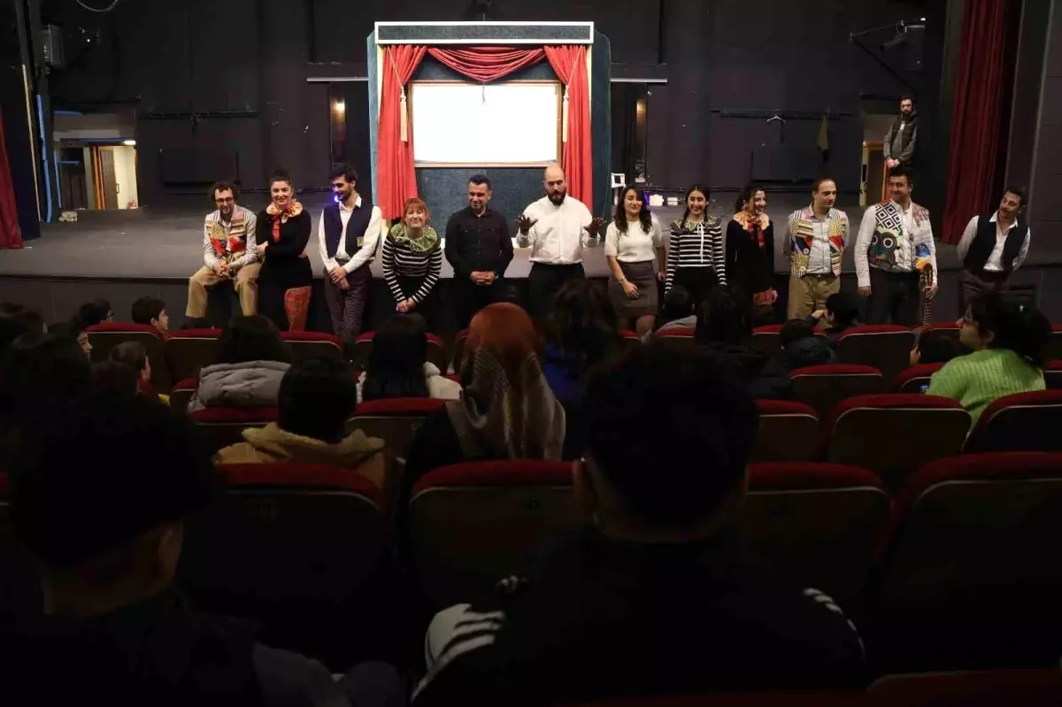 Sahneye renk geldi projesi ile çocuklar sanatla buluştu