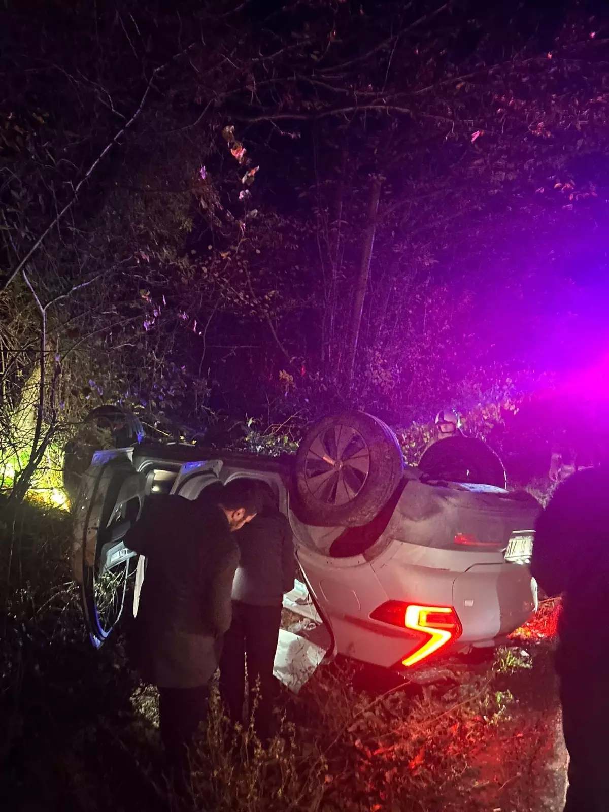 Sarıyer'de Otomobil Takla Attı: Sürücü Yara Almadan Kurtarıldı