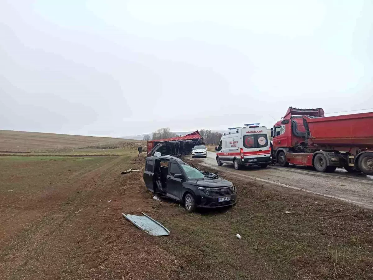 Tırın dorsesi hafif ticari aracın üzerine devrildi: 2 yaralı