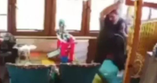 Tuğberk Yağız Gülter neden ifadeye çağırıldı? Güllü'nün oğlu eve neden camdan girdi? Tuğberk Yağız Gülter neden ifadeye çağırıldı? Güllü'nün oğlu eve neden camdan girdi?