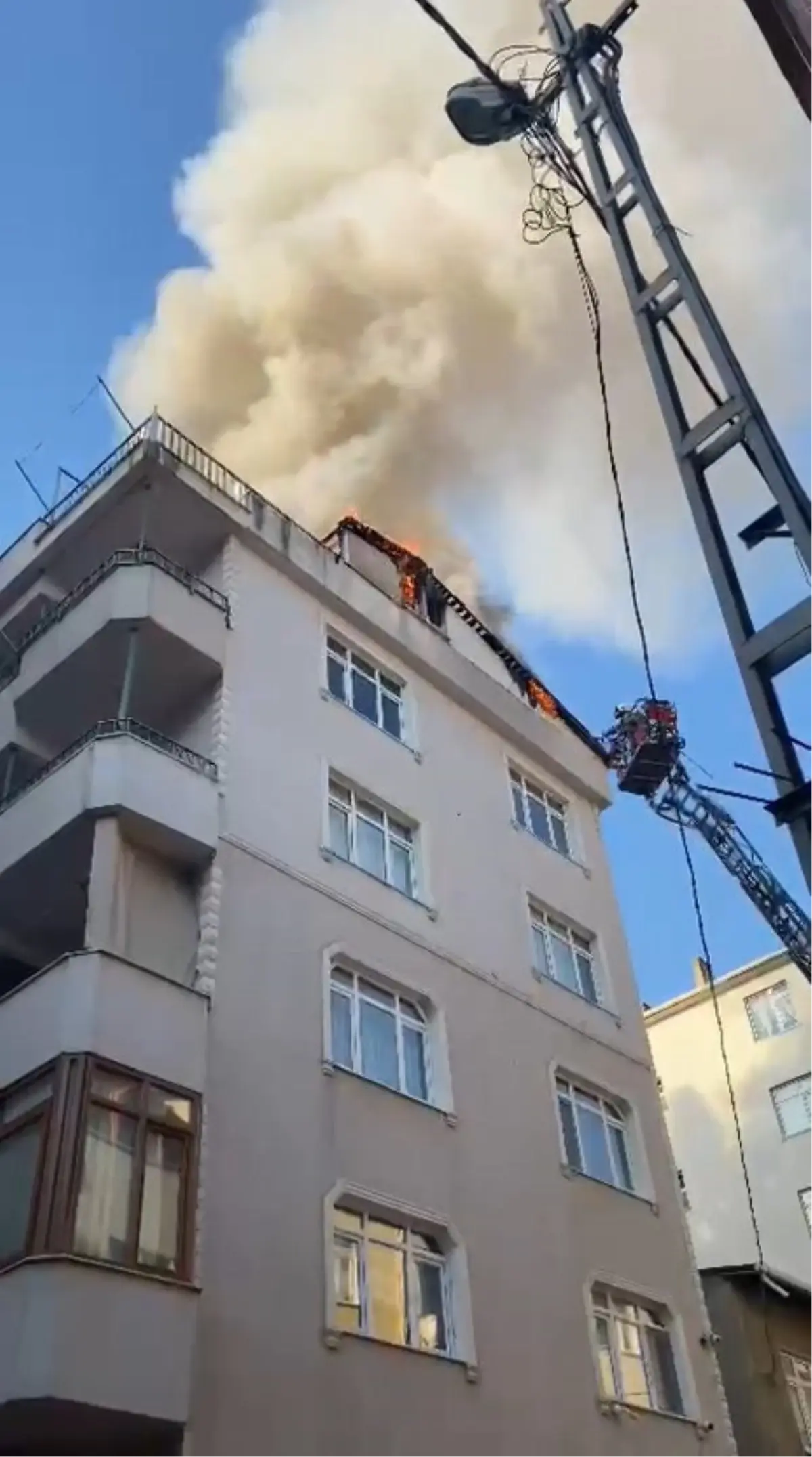 Tuzla'da 6 katlı binanın çatısında çıkan yangın söndürüldü