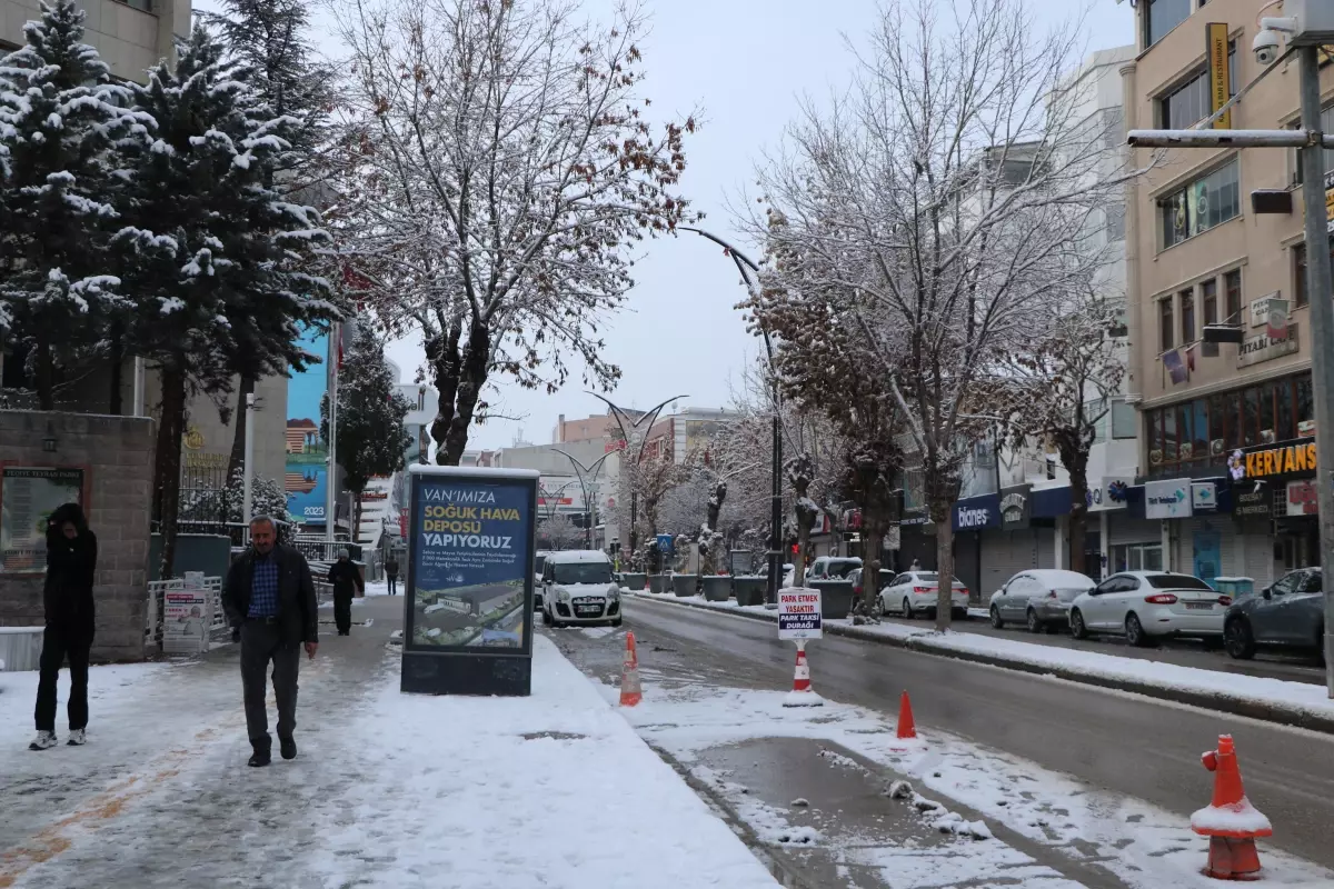 Van'da kar yağışı nedeniyle 90 yerleşim yeri ulaşıma kapandı