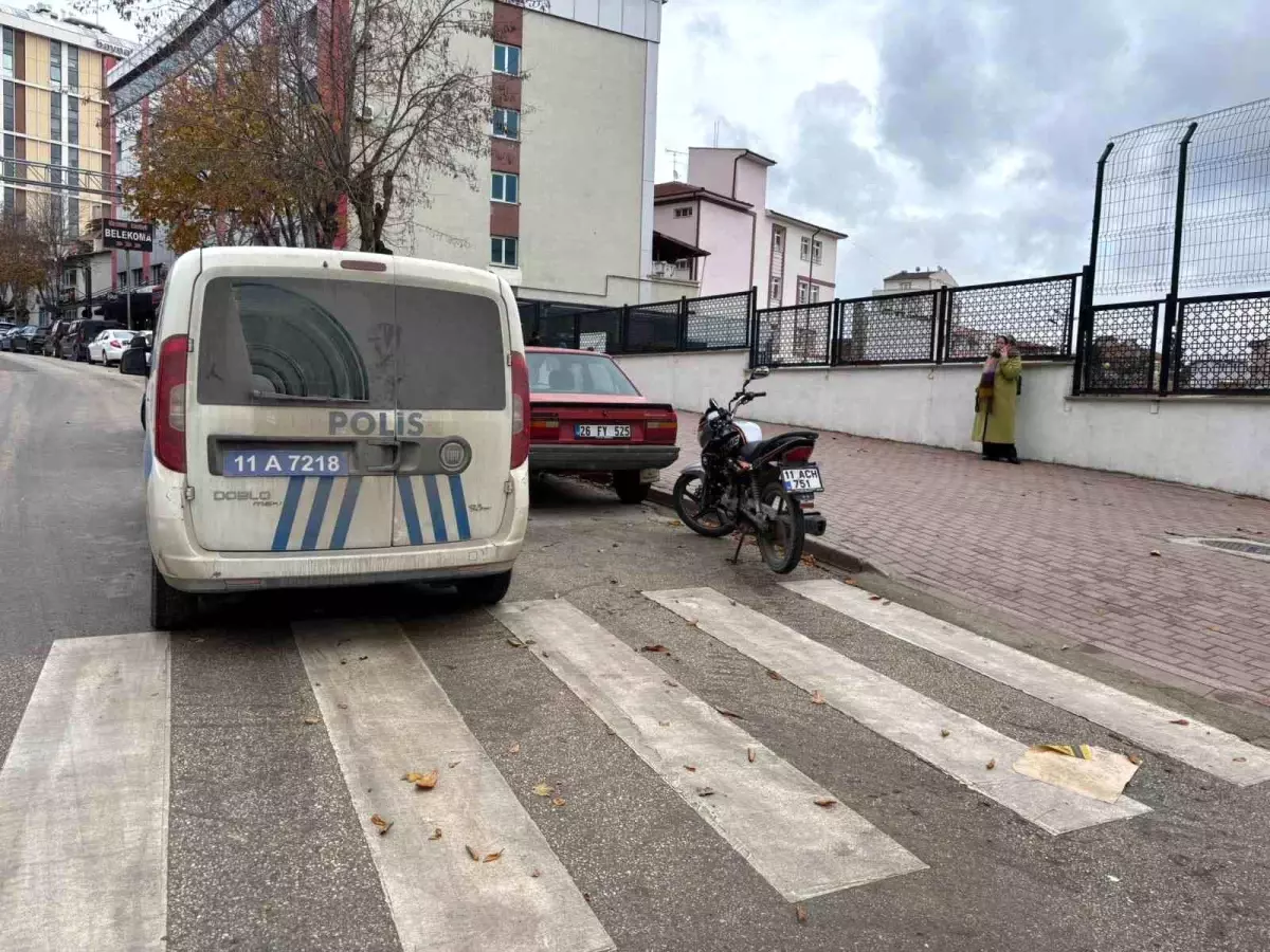 Yayaya yol verirken, arkadan motosiklet çarptı