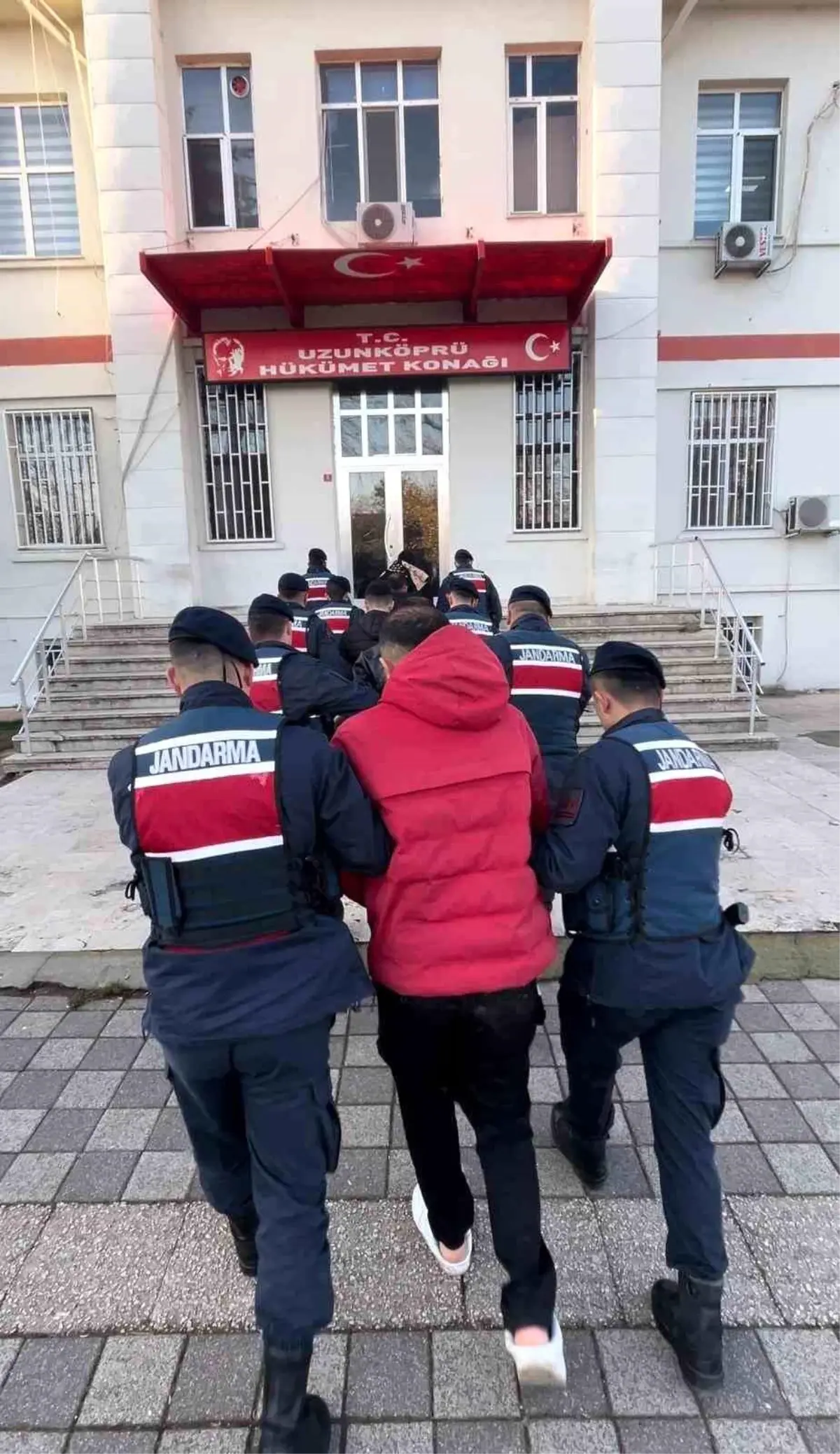 Yurt dışına kaçmak isterken yakalanan 5 kişi tutuklandı