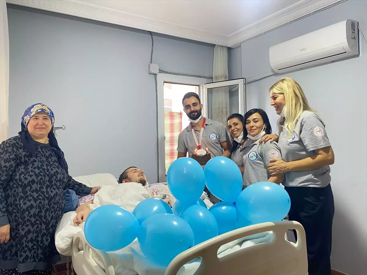 Adana'da yatağa bağımlı gencin film izleme hayali sağlık ekiplerince gerçekleştirildi