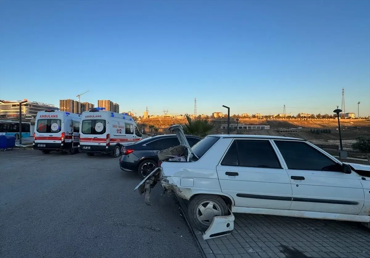 Adıyaman'da zincirleme trafik kazasında 4 kişi yaralandı