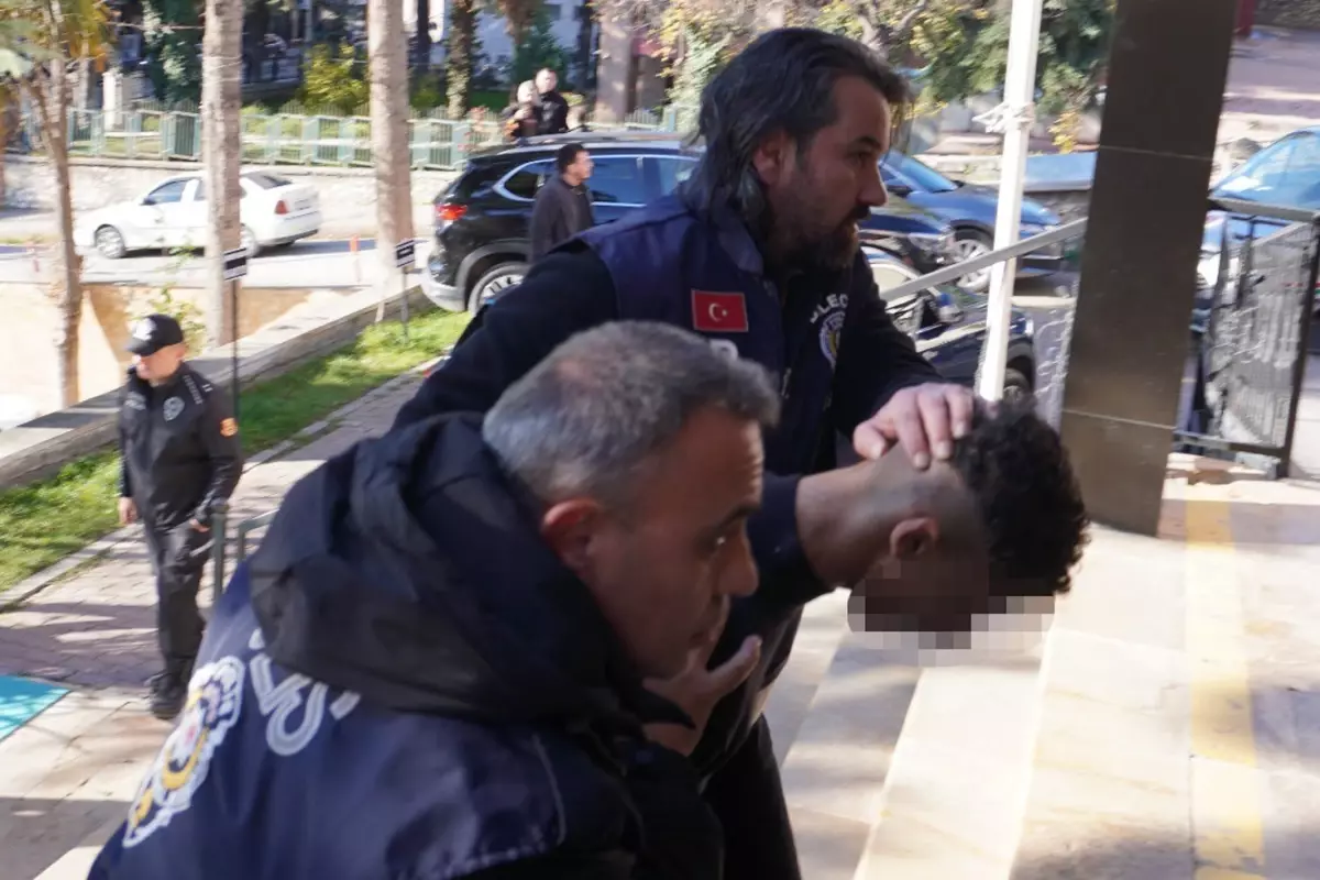 Ailevi sorunlarını anlattığı arkadaşı beklediği tepkiyi vermeyince öldürdü