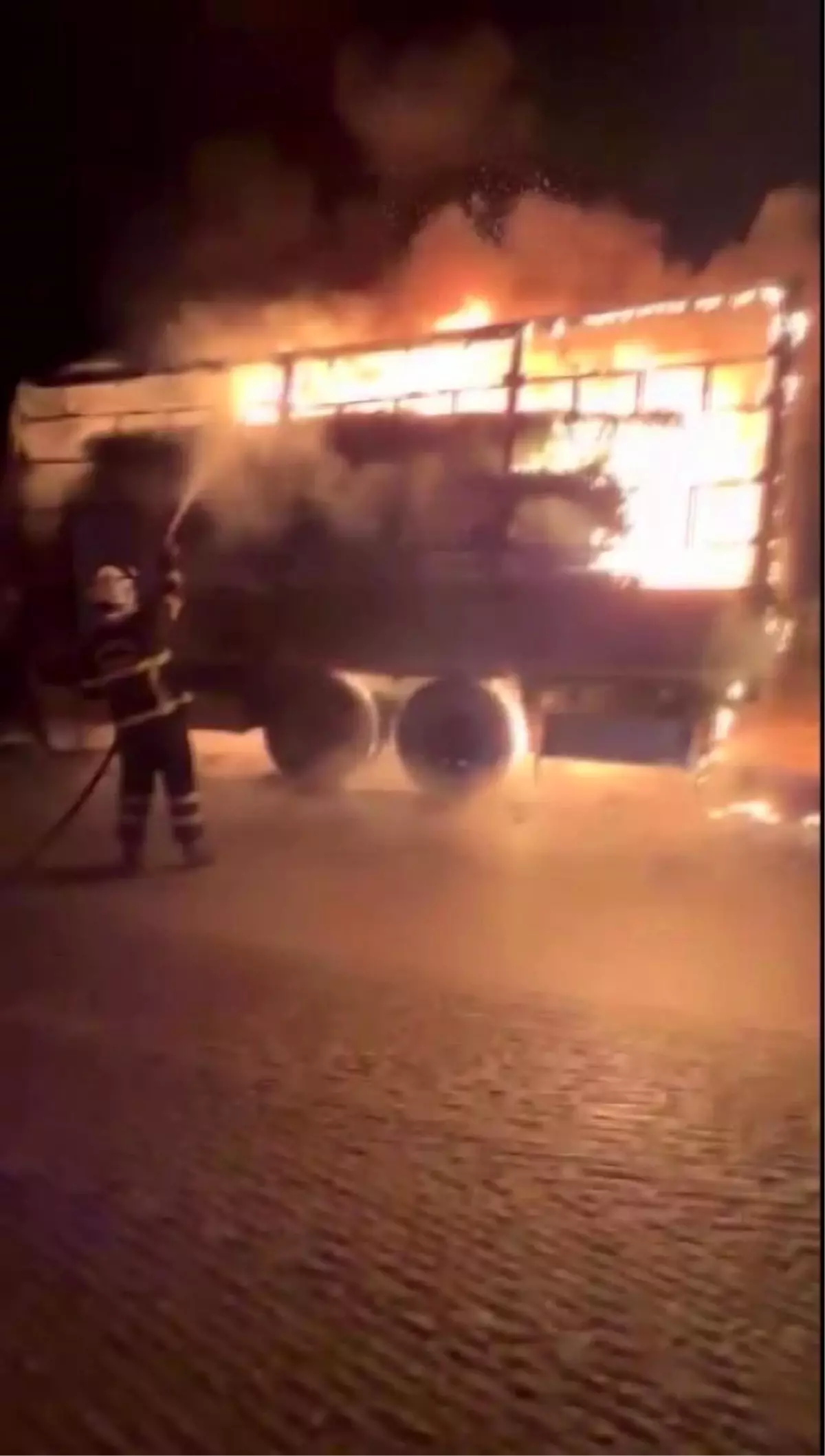 Amasya'da plastik halı yüklü kamyonda korkutan yangın