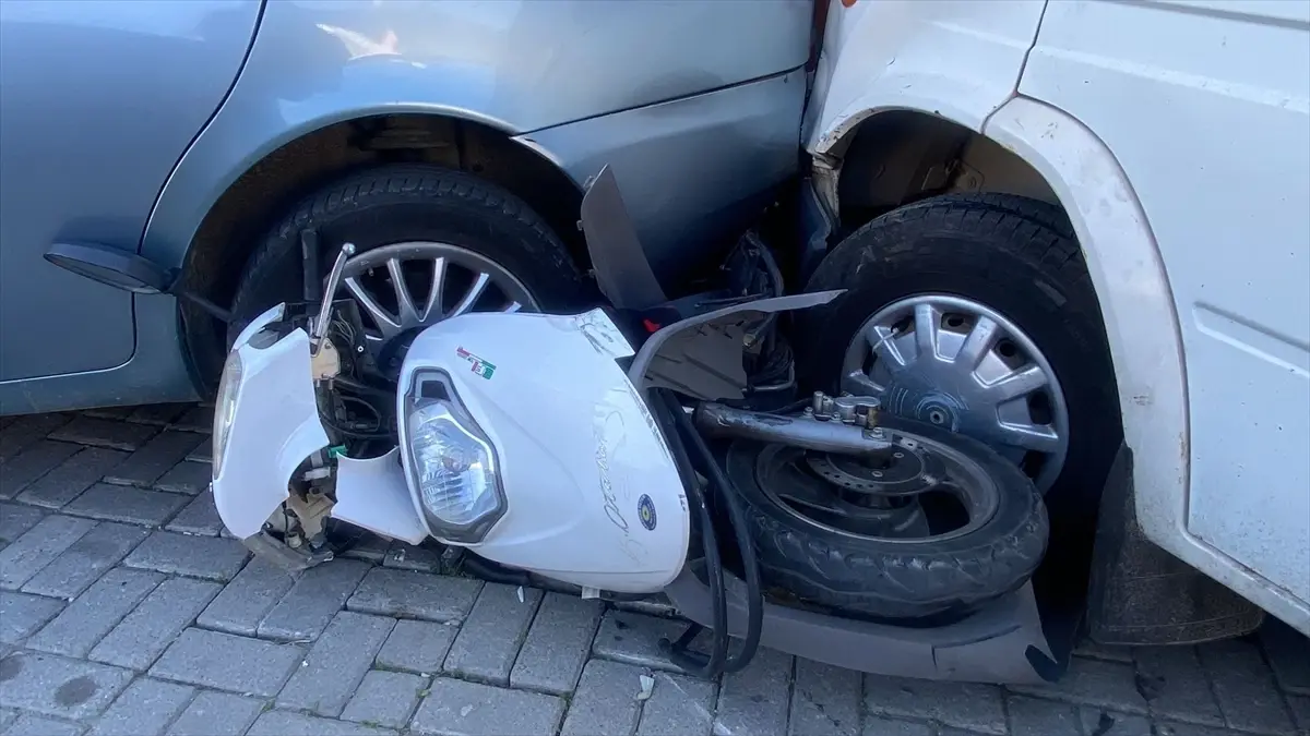 Aydın'da minibüsle motosikletin çarpışma anı güvenlik kamerasında