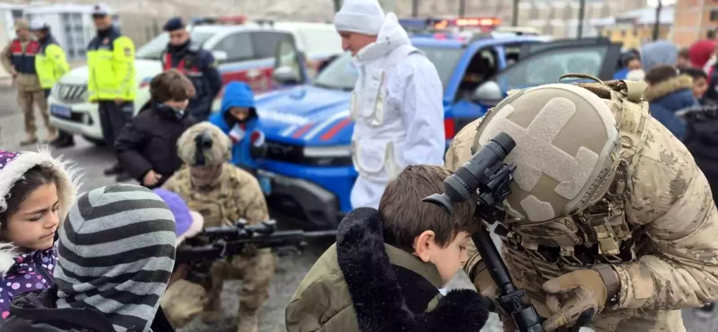 Bayburt'ta jandarmanın kullandığı yerli ekipmanlar ve araçlar öğrencilere tanıtıldı