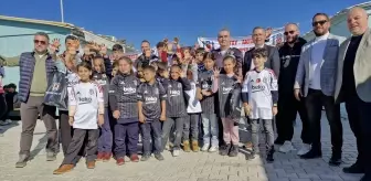 Beşiktaş gönüllülerinden Hatay'da depremzede öğrencilere forma