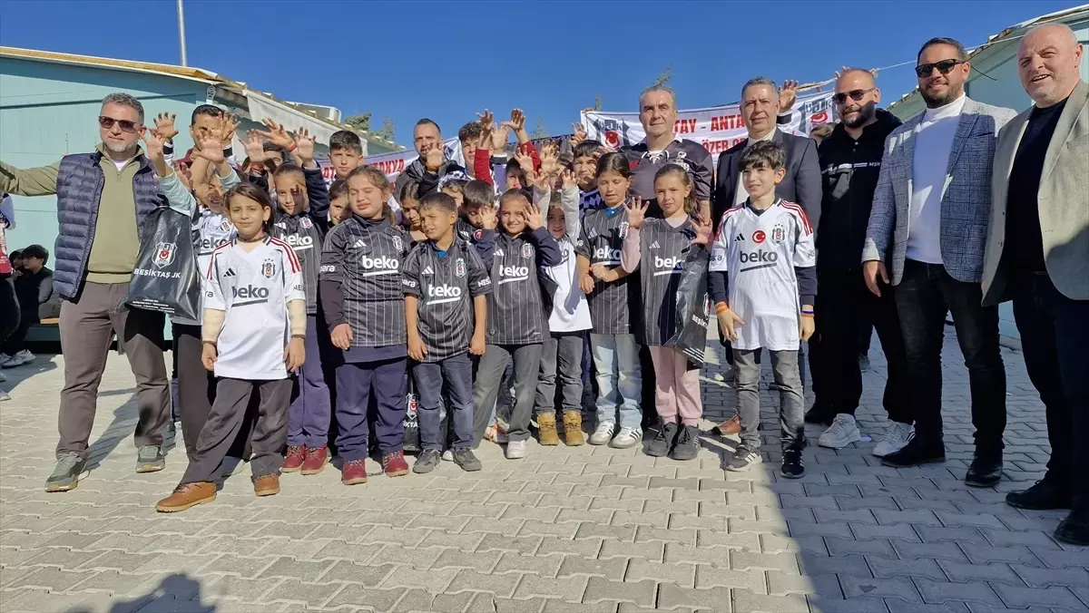 Beşiktaş gönüllülerinden Hatay'da depremzede öğrencilere forma