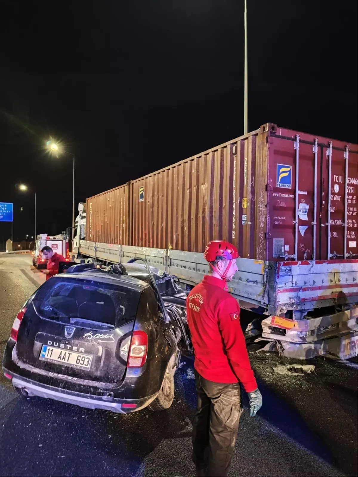 Bilecik'te tıra çarpan otomobildeki 1 kişi öldü, 1 kişi yaralandı