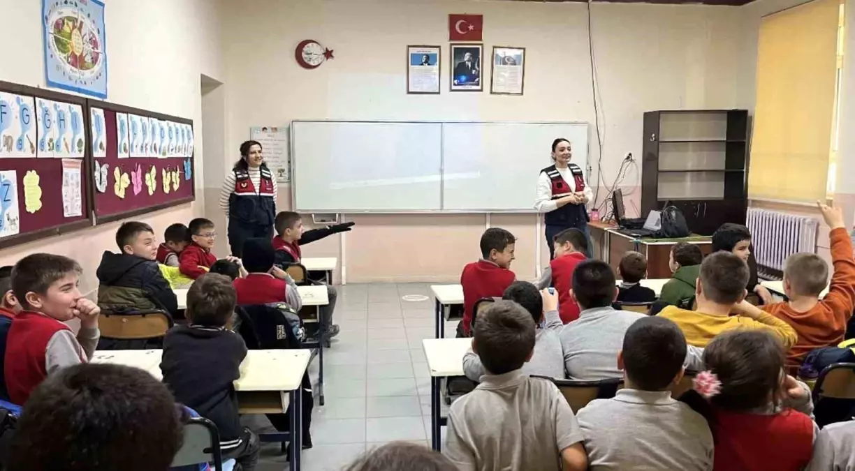 Çanakkale'de jandarma ekipleri KADES ve güvenlik hakkında bilgilendirdi