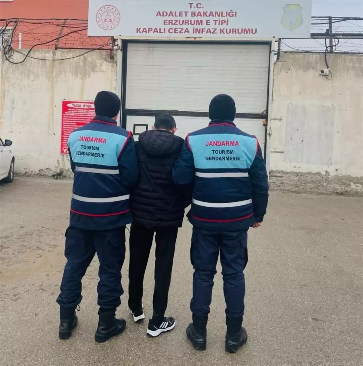 Erzurum'da 17 yıl kesinleşmiş hapis cezası bulunan firari yakalandı