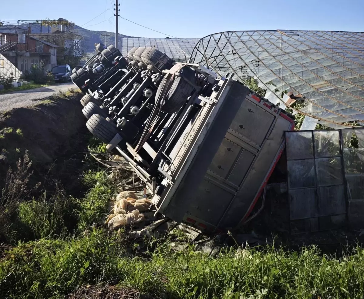 Gazipaşa'da devrilen kamyonun sürücüsü yaralandı