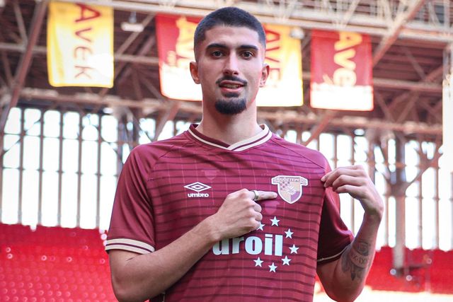 Göztepe has signed Swiss playmaker Alexis Antunes.