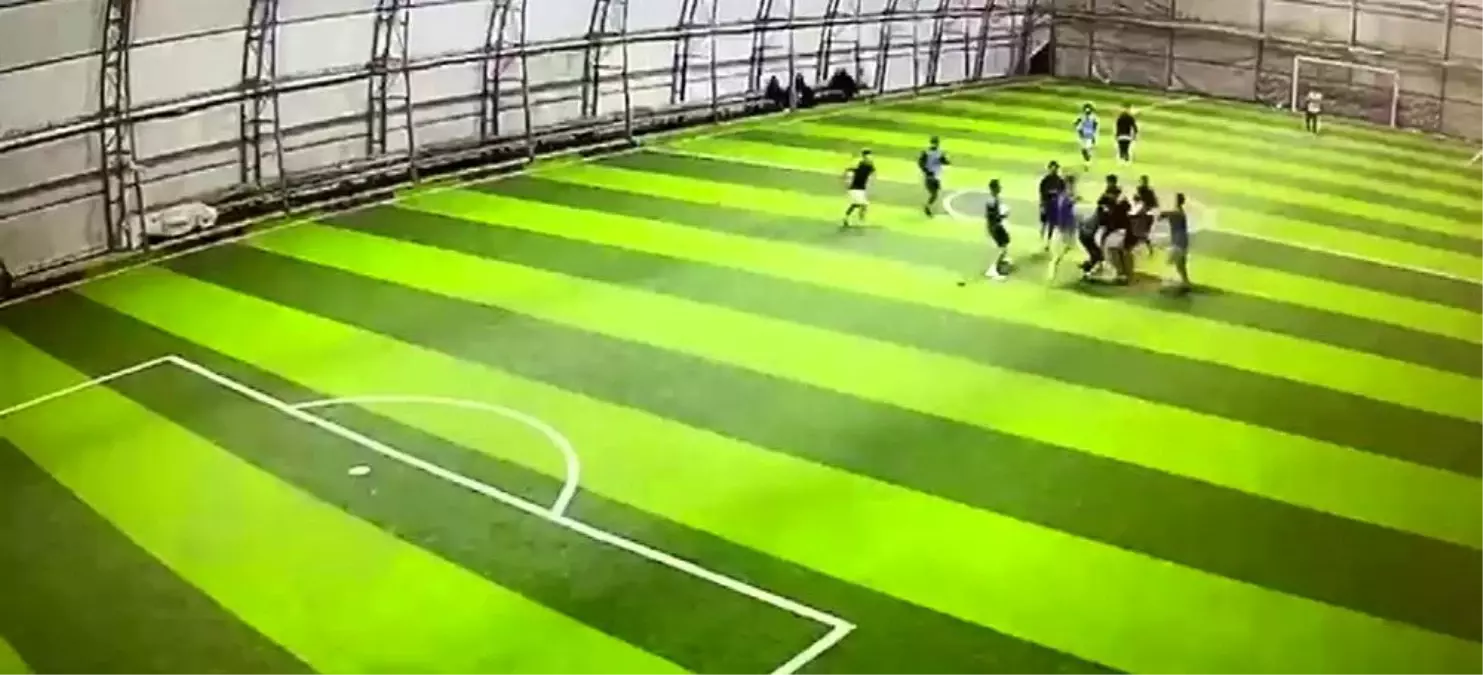 Halı sahadaki tekme tokatlı kavga kameraya yansıdı