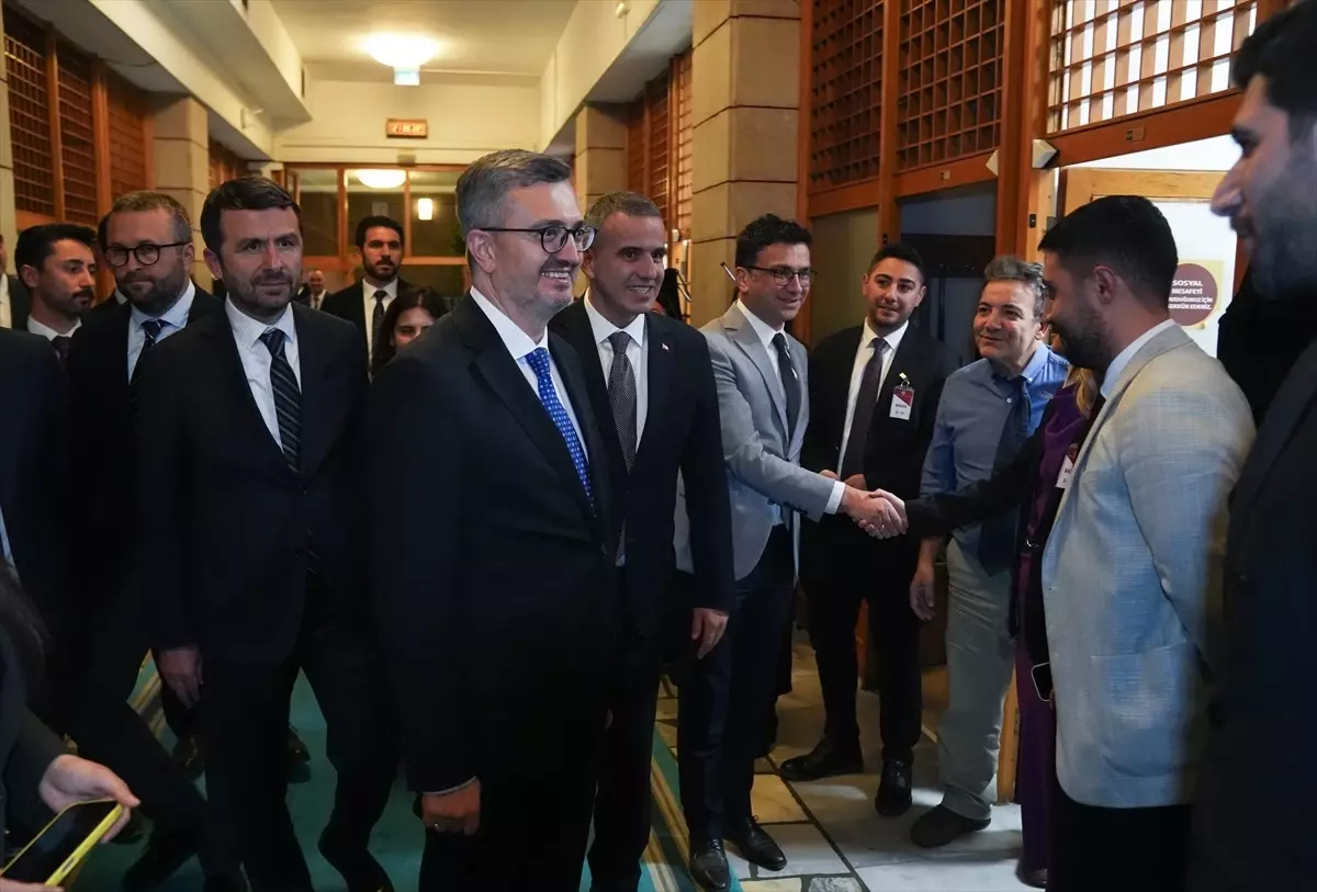 İletişim Başkanı Duran, parlamento muhabirlerini ziyaret etti