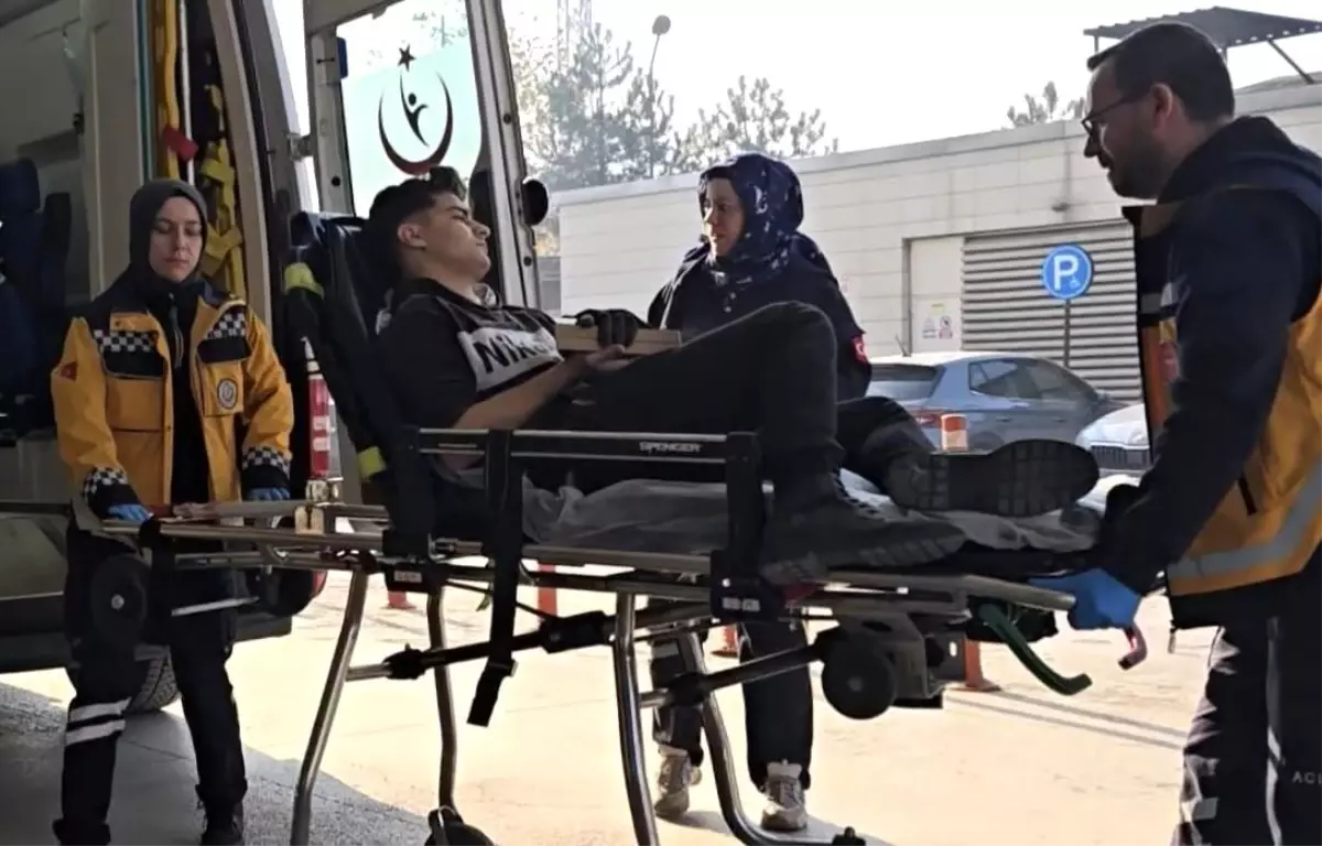 İnegöl'de işçi elini tahtaya çaktı, itfaiye ekipleri kurtardı