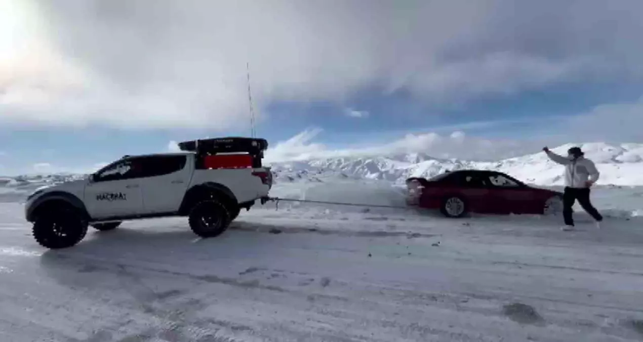 Karda mahsur kalan sürücünün yardımına yetişti