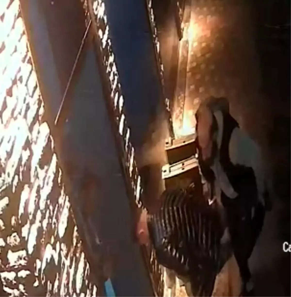 Kayseri'de esnaf boğazına şeker kaçan çocuğu heimlich manevrasıyla kurtardı... O anlar kamerada