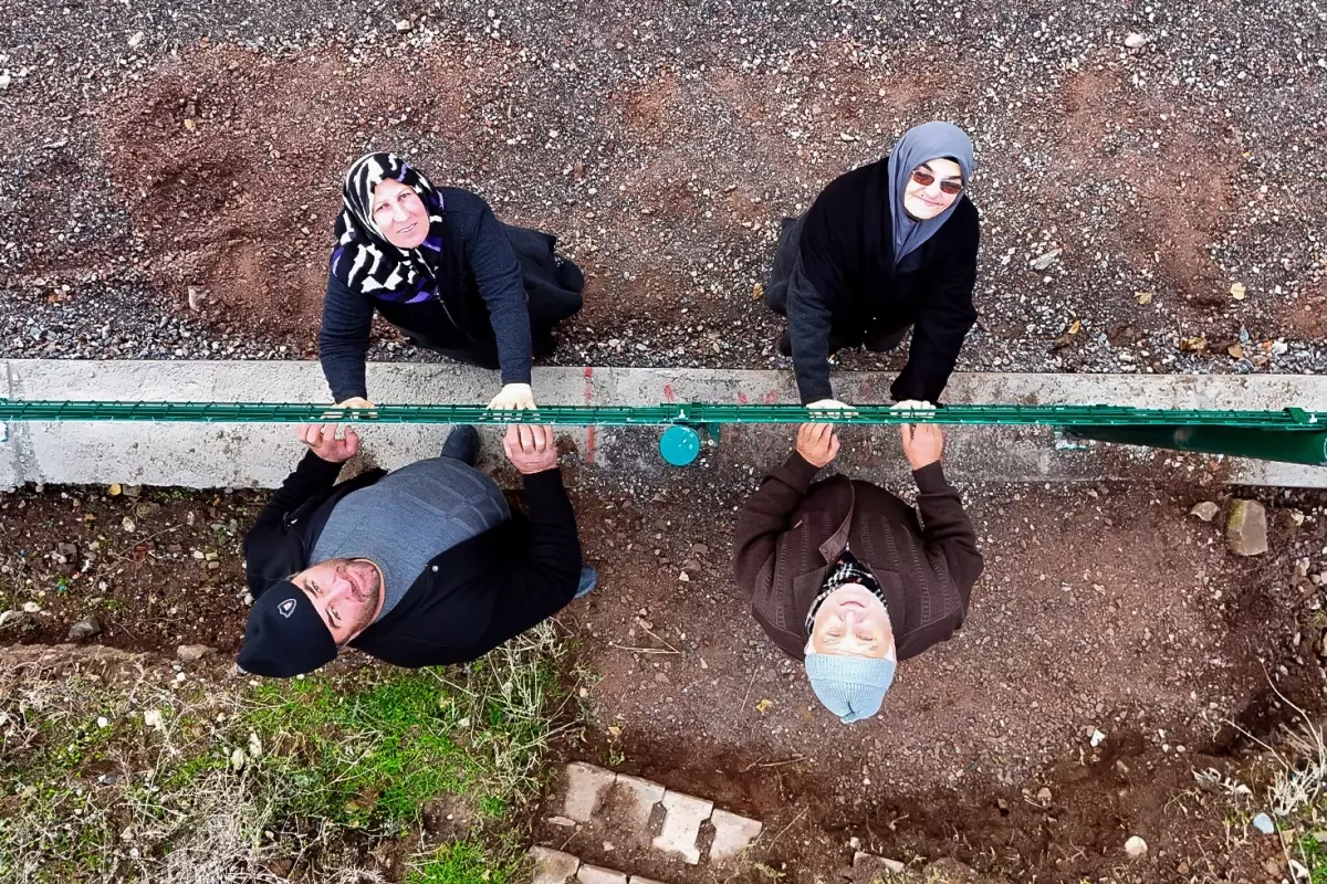 Kemal Sunal'ın filmi gerçek oldu! Gece yarısı çekilen tel örgüye mahalleli isyan etti