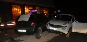 Konya'da bahçe duvarına ve park halindeki araca çarpan otomobildeki 4 kişi yaralandı