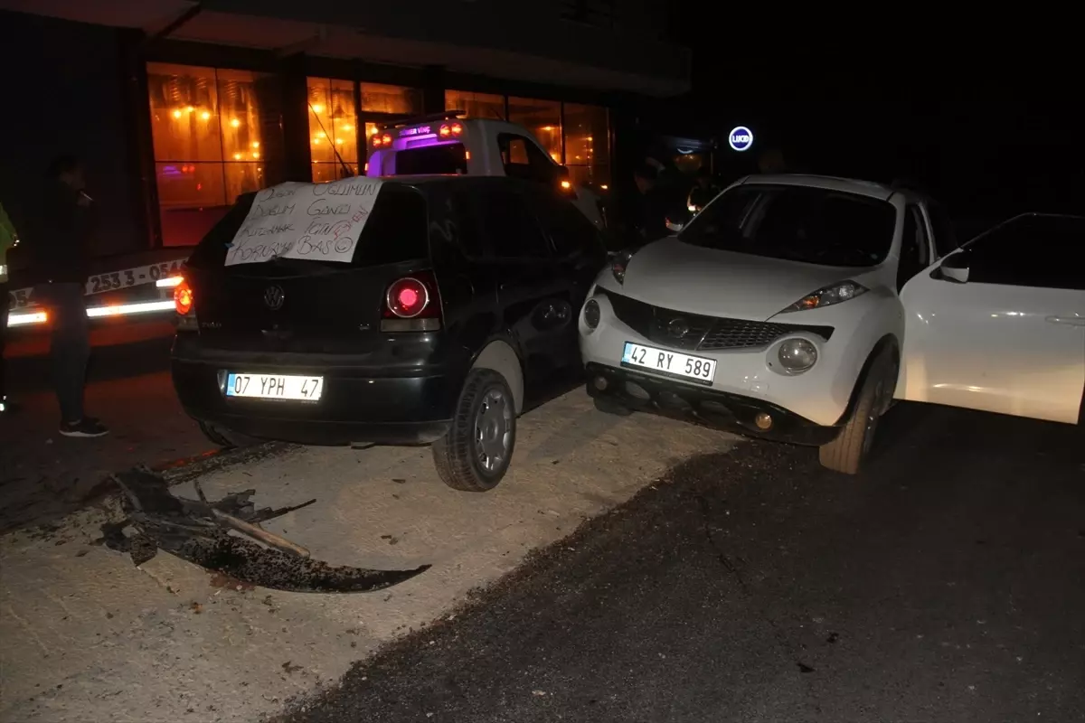Konya'da bahçe duvarına ve park halindeki araca çarpan otomobildeki 4 kişi yaralandı