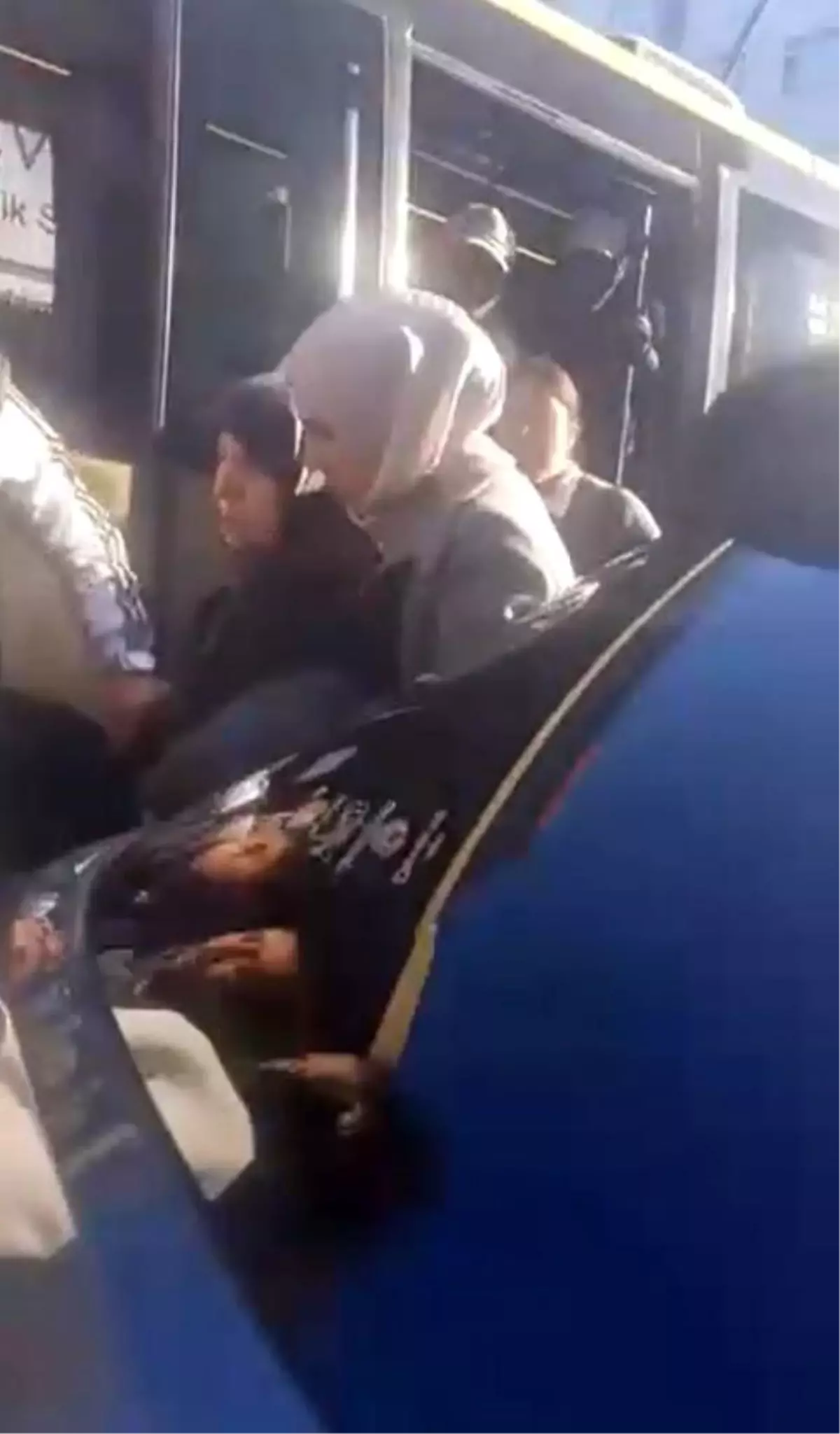 Küçükçekmece'de minibüsten yaşlı kadın düştü