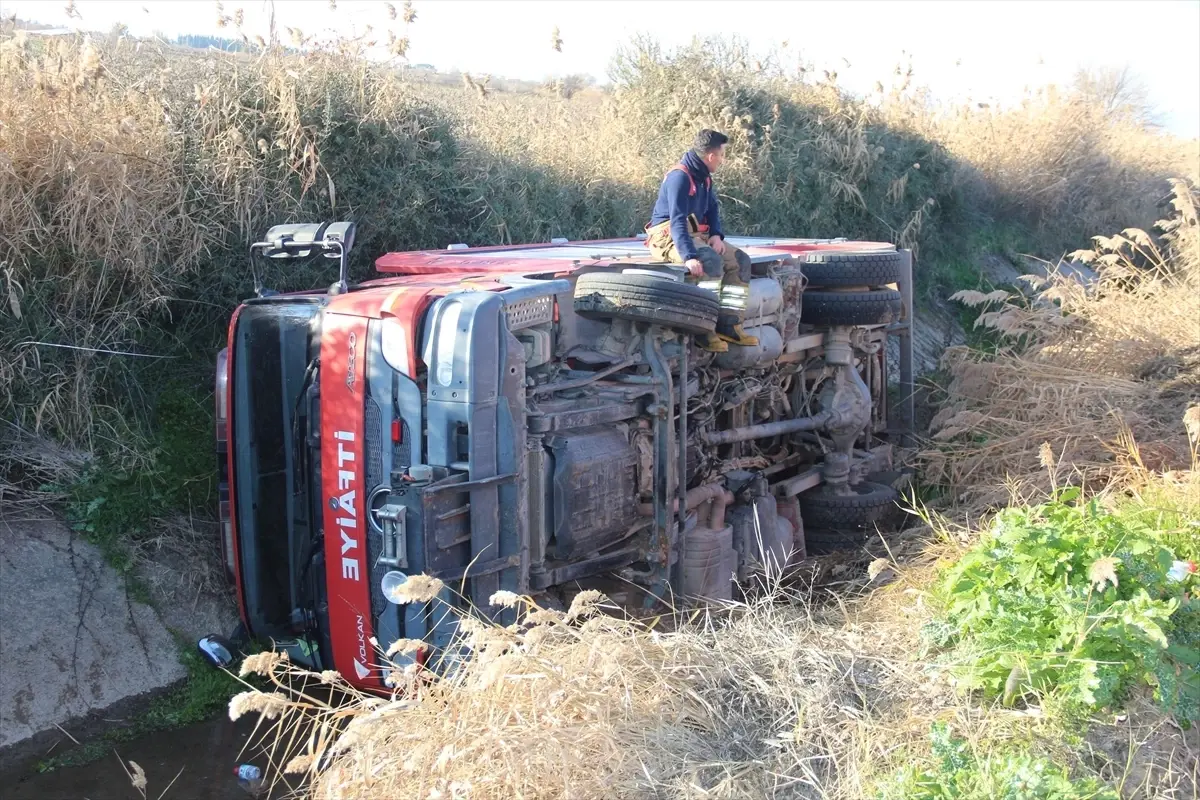 Manisa'da itfaiye aracının devrilmesi sonucu itfaiye eri yaralandı