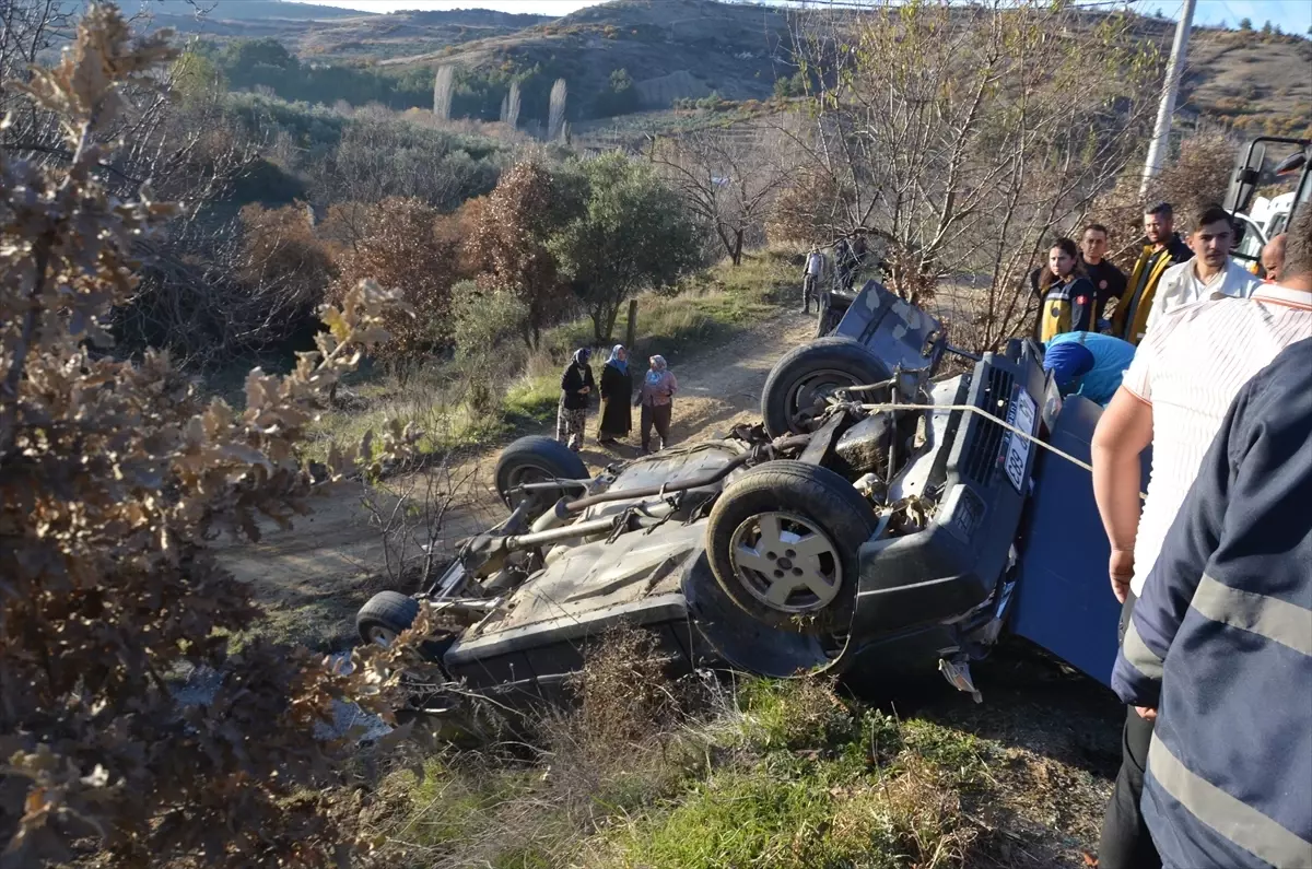 Manisa'da şarampole devrilen otomobilin sürücüsü yaralandı