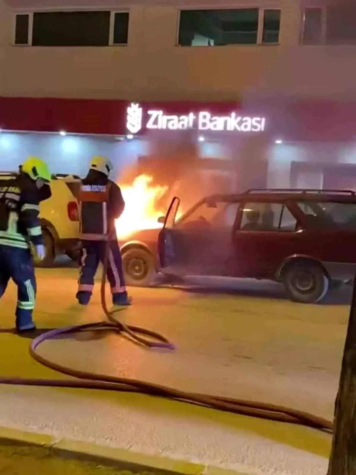 Mersin'de park halindeki araç yandı