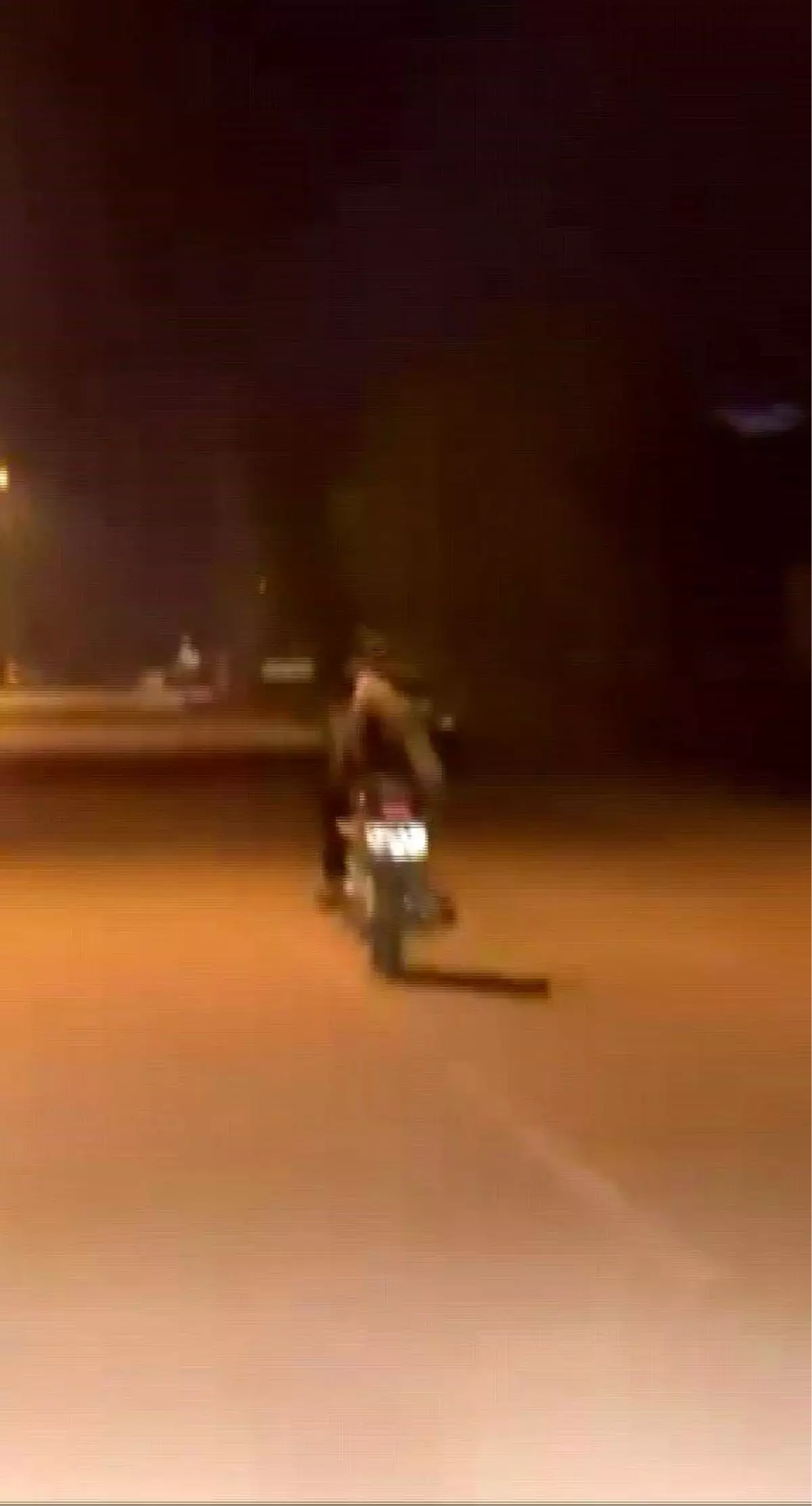 Motosikleti yatarak kullanıp trafiği tehlikeye sokan sürücüye 21 bin lira ceza