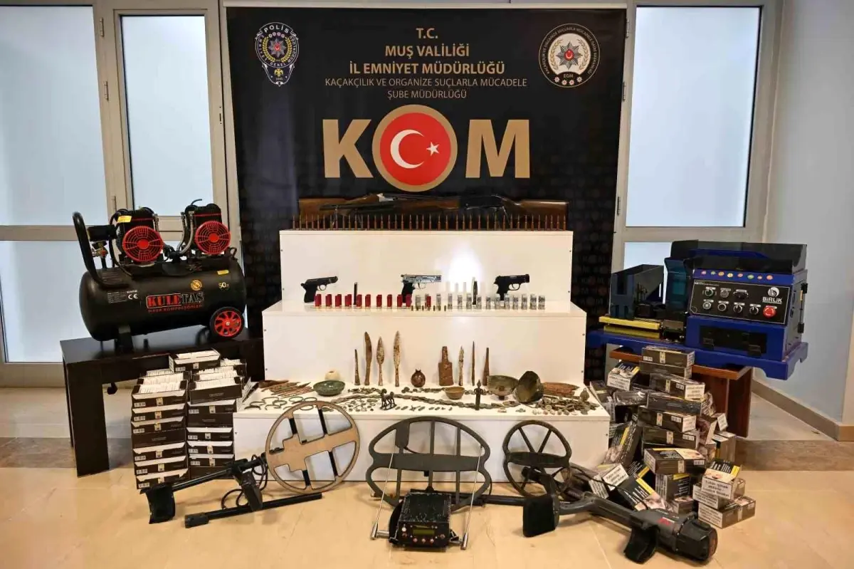 Muş'ta kaçakçılık operasyonu: Çok sayıda silah, mühimmat ve tarihi eser ele geçirildi