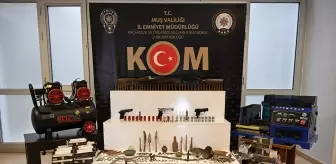 Muş'ta silah, mühimmat, sikke ve objeler ele geçirildi