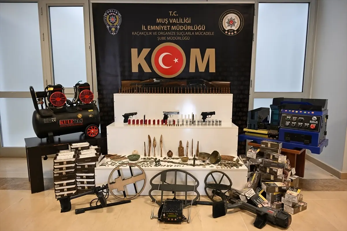 Muş'ta silah, mühimmat, sikke ve objeler ele geçirildi