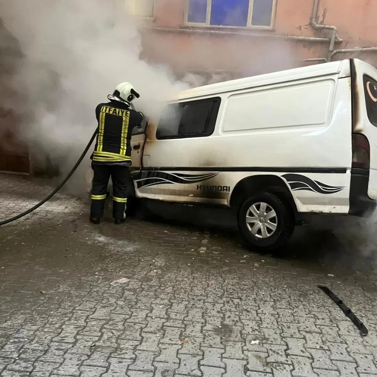 Park halindeki minibüs çıkan yangında kullanılamaz hale geldi