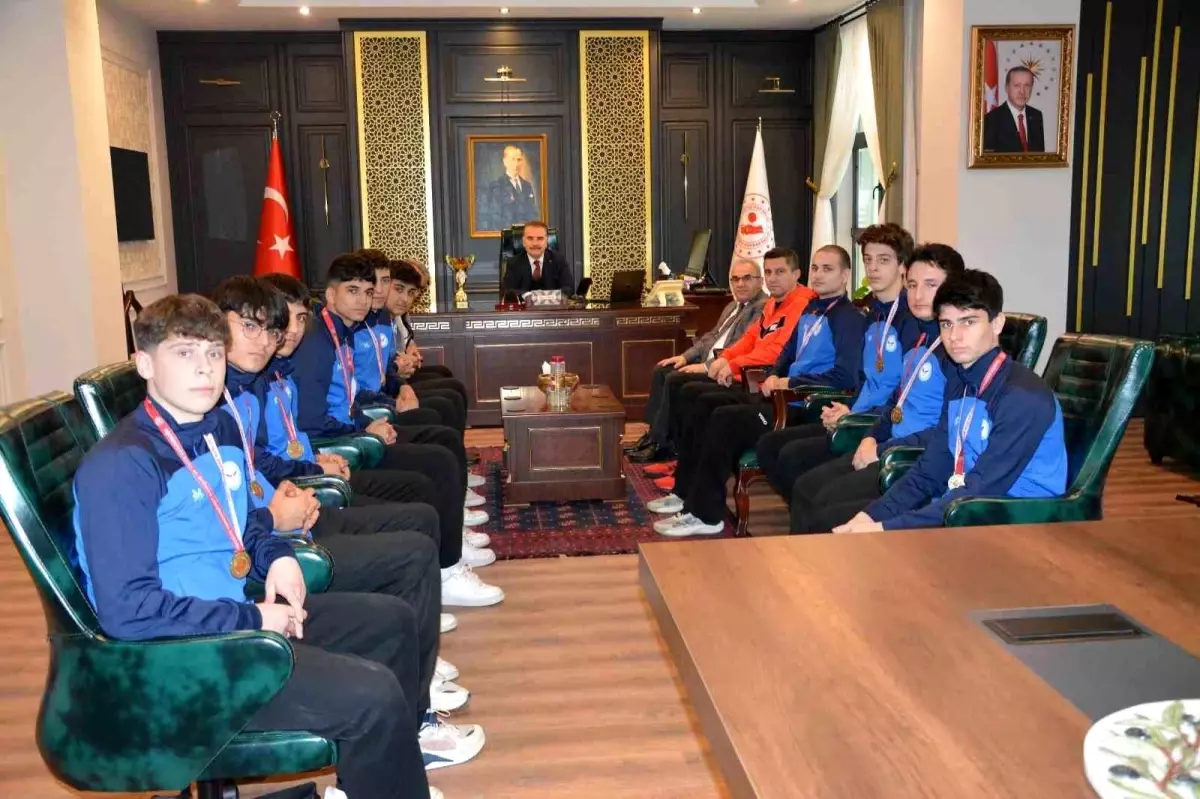 Şampiyon voleybolculardan Kaymakam Odabaş'a ziyaret