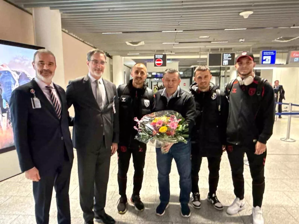 Samsunspor, Almanya'da çiçeklerle karşılandı