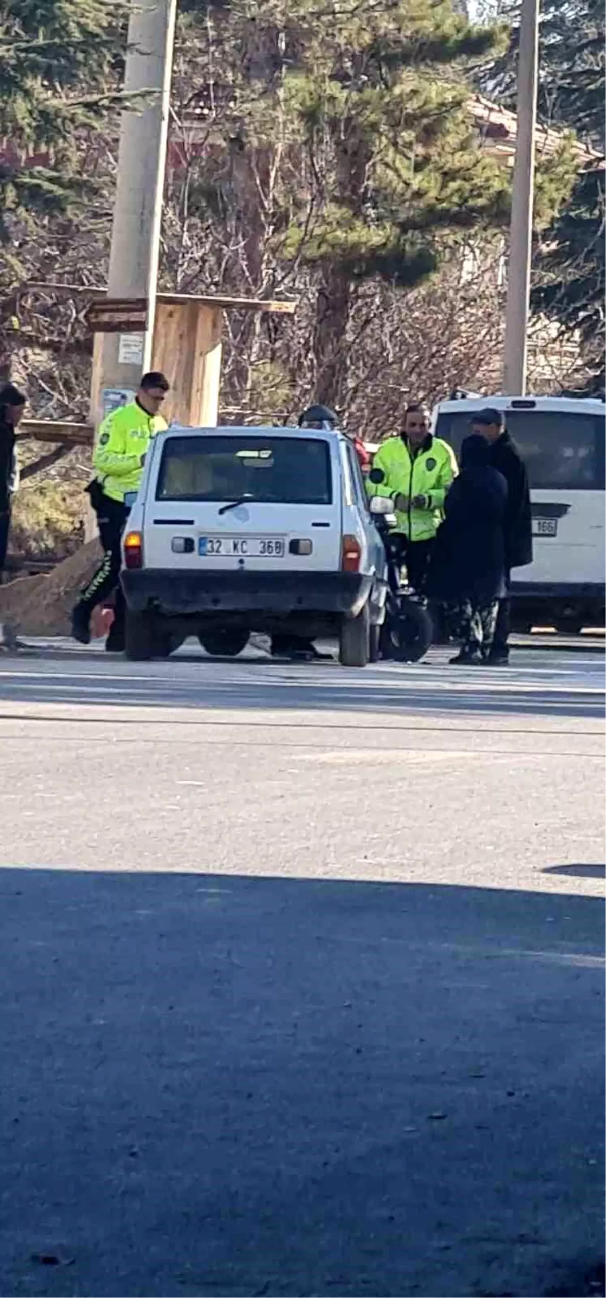 Şarkikaraağaç'ta elektrikli bisikletle otomobil çarpıştı, 2 kişi yaralandı