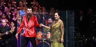 Sinemanın usta ismi Türkan Şoray 'İyilik Korosu' ile sahneye çıktı