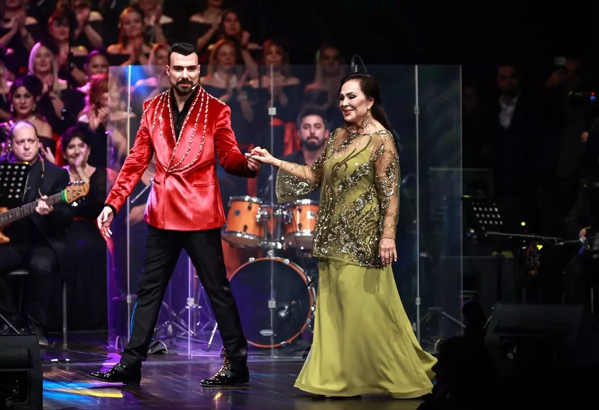 Sinemanın usta ismi Türkan Şoray 'İyilik Korosu' ile sahneye çıktı